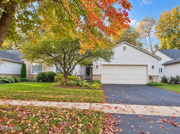548 Crystal Lake Dr, Holland, OH 43528