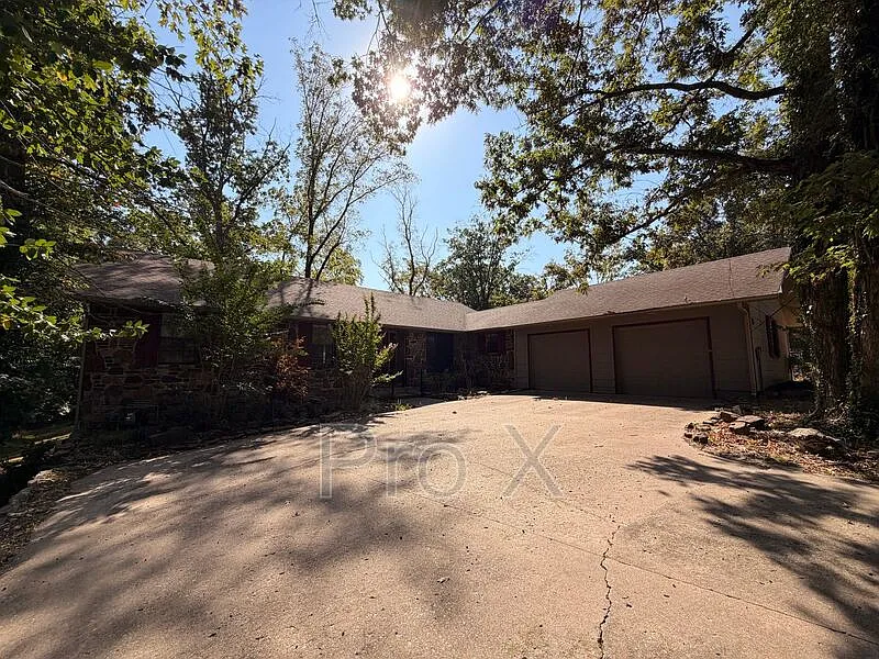 4 bed, 2.5 bath, 2564 sqft, $2,295 — Photo 3