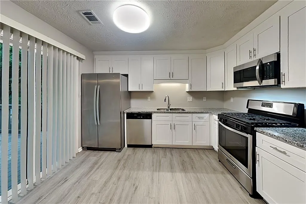 3 bed, 2.0 bath, 2010 sqft, $2,340 — Photo 3