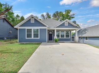 304 E Hull St, Denison, TX 75021