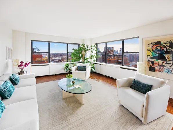 60 East End Avenue image 2 of 11