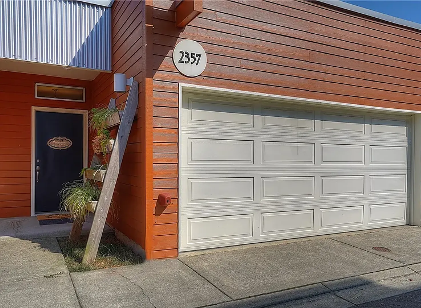 Modern Townhome in the Heart of Downtown Tacoma — Photo 1