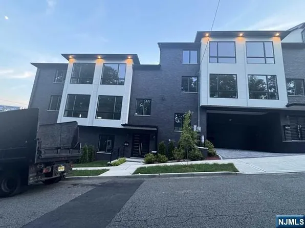 136 E Harwood Ter #A, Palisades Park, NJ 07650