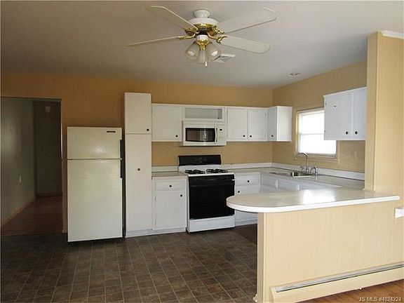 4th image of 11 Roseau Ct