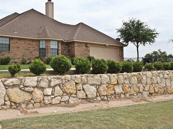 Side of home w/garage