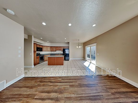 4th image of 2579 N Garden Dr
