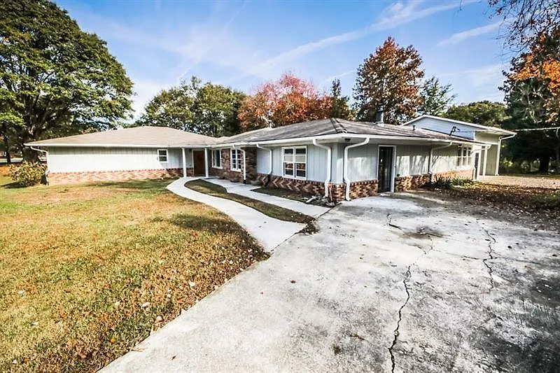 7 bed, 4.5 bath, 3226 sqft, $3,950 — Photo 2