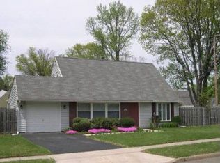 1 Mill Bend Rd, Levittown, PA 19056