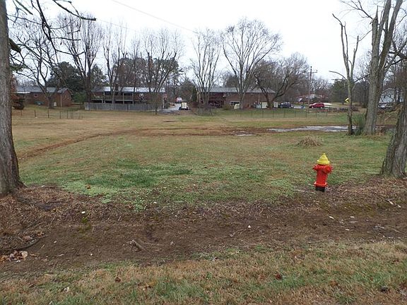 2nd image of 955 Hawthorn Dr