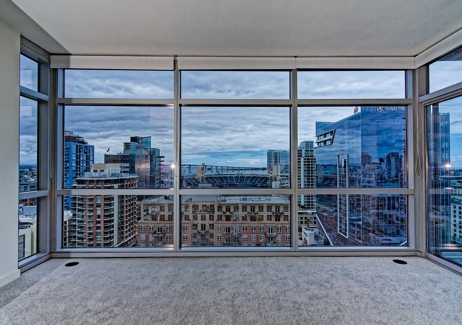 Large 2bed/2ba Condo at The Mark with amazing views! — Photo 4
