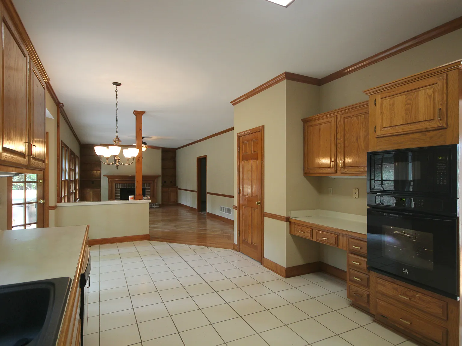5 bed, 3.5 bath, 4232 sqft, $3,495 — Photo 3