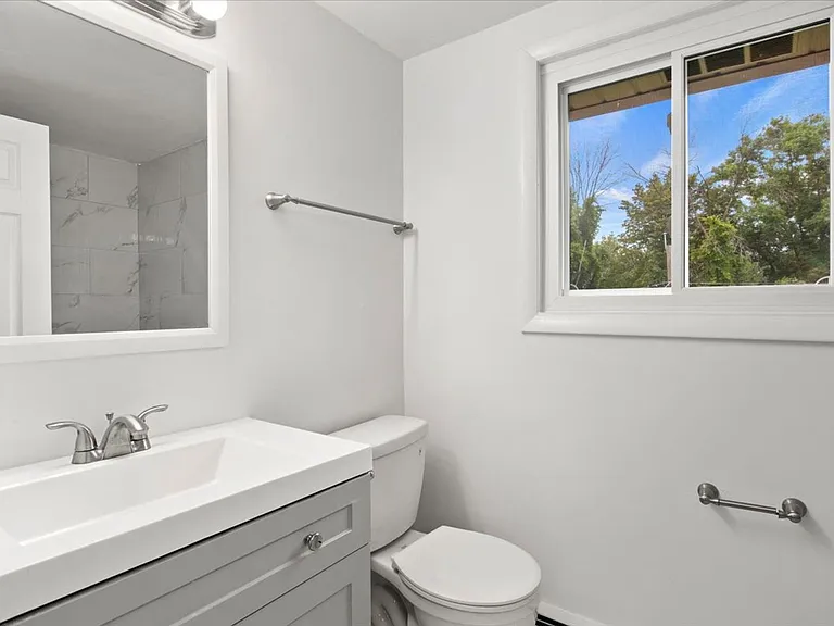 Burke Crest Apartments — Photo 17