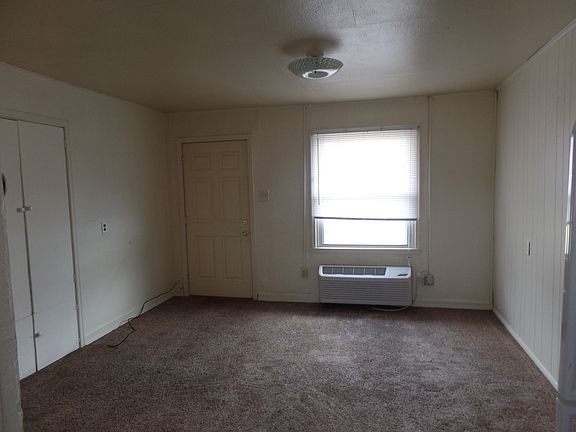 3rd image of 1001 E Voorhees St #A-m-023