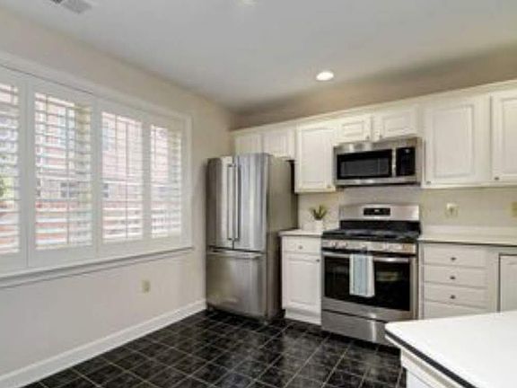5th image of 6924 Fairfax Dr Unit 204