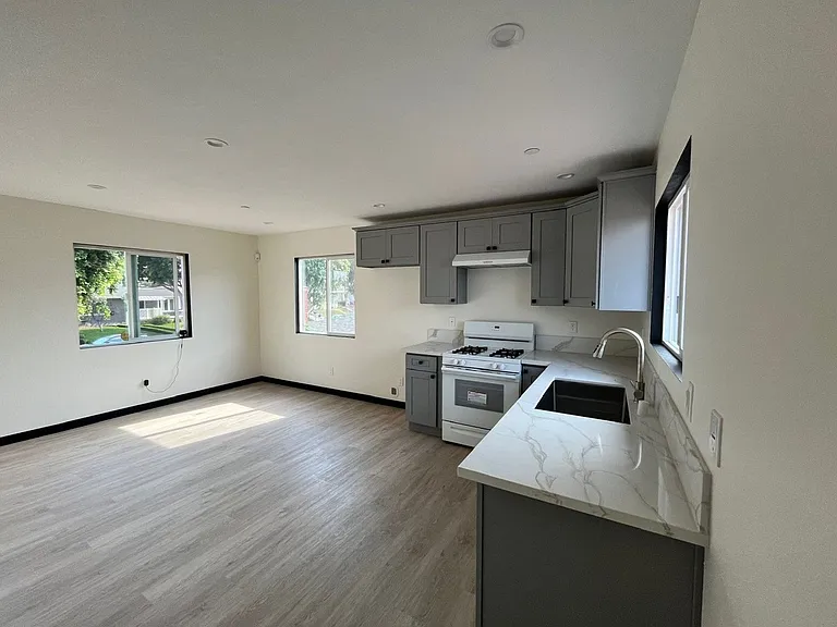2645 1/2 W Via Corona — Photo 34