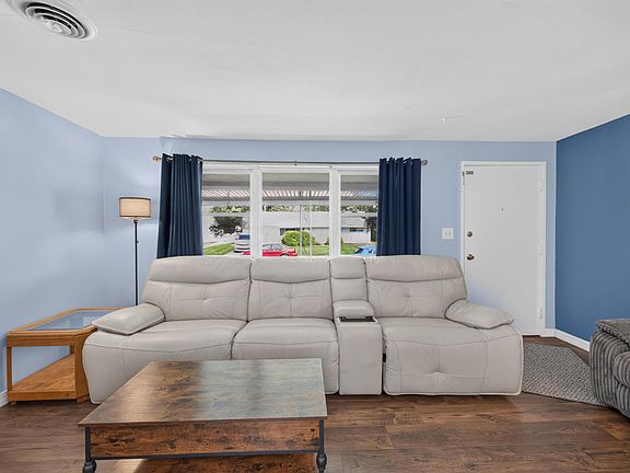 4th image of 899 Stephen Dr W