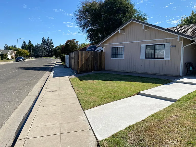 3073 Fowler Ave — Photo 2