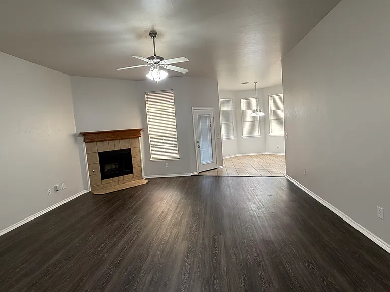 2401 Chadsford Ln — Photo 9