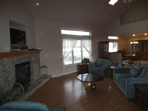 4th image of 816 E Margaret Ln