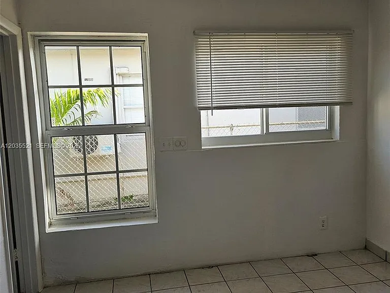 709 NE 4th Ct #6 — Photo 27