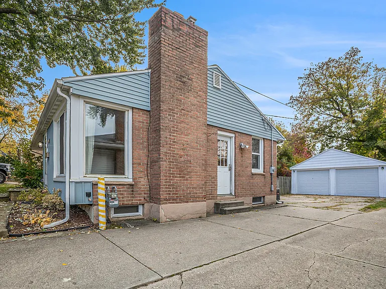 1437 Lewison Ave NE — Photo 16