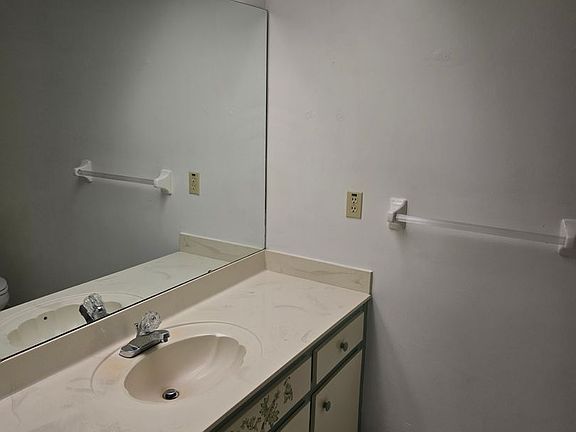 5th image of 221 E Leon Loop