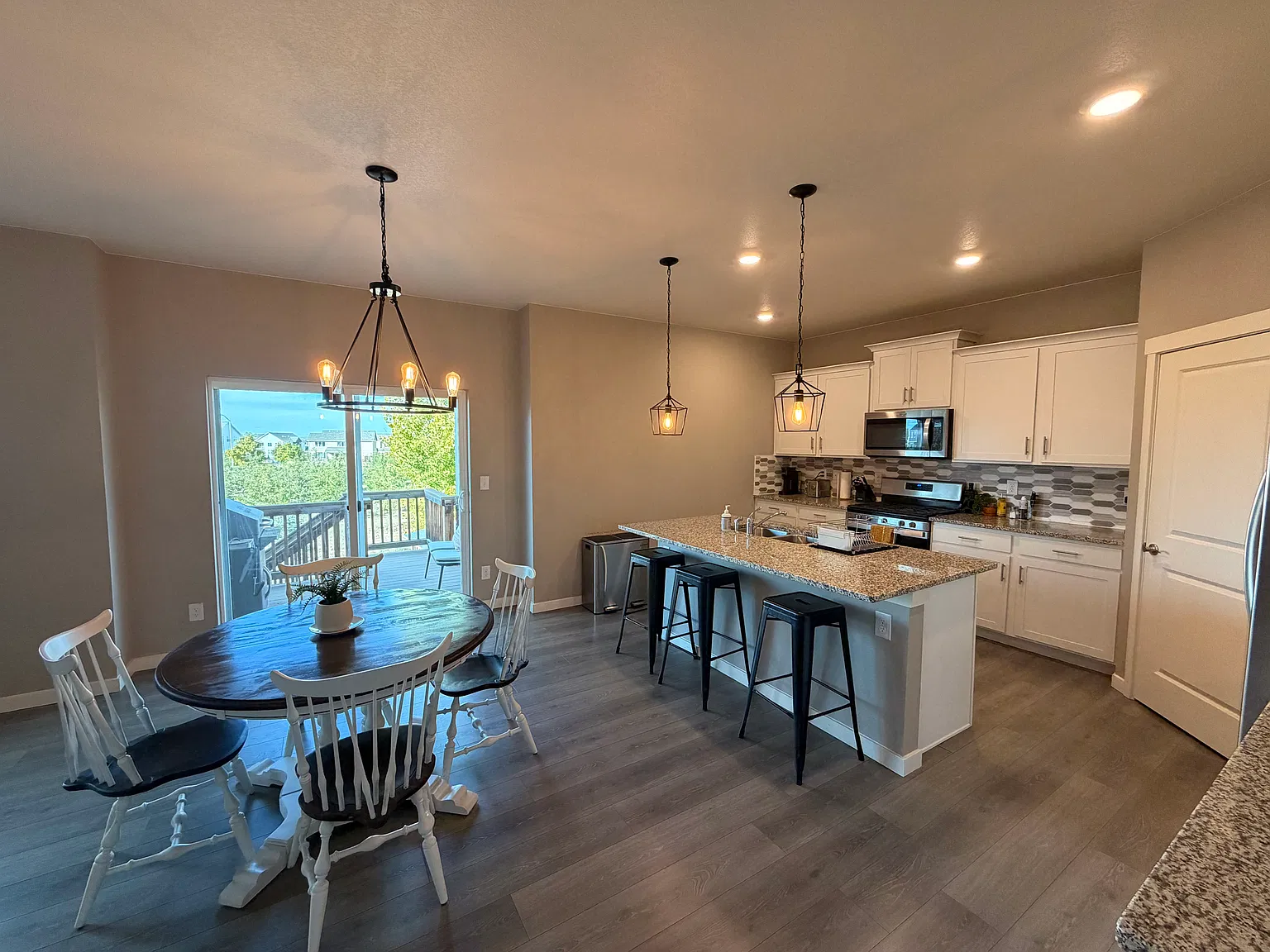 5 bed, 2700 sqft, $3,400 — Photo 4