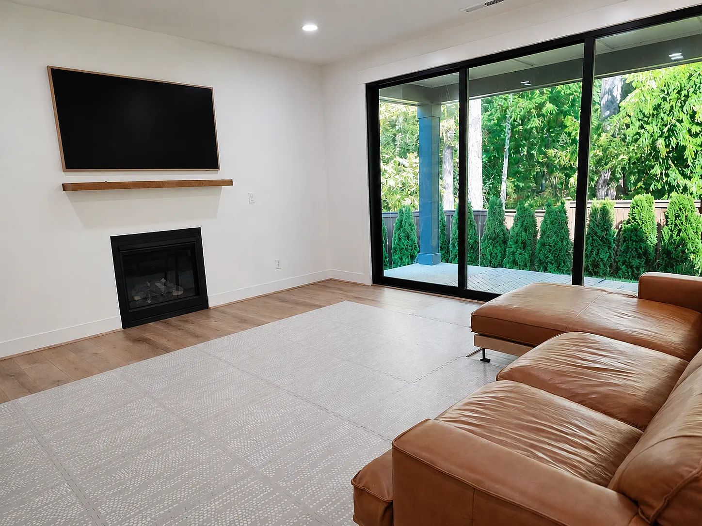 5 bed, 3.5 bath, 2760 sqft, $5,000 — Photo 2