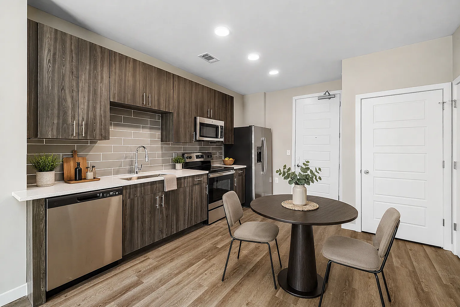 Everly on 401 — Photo 3