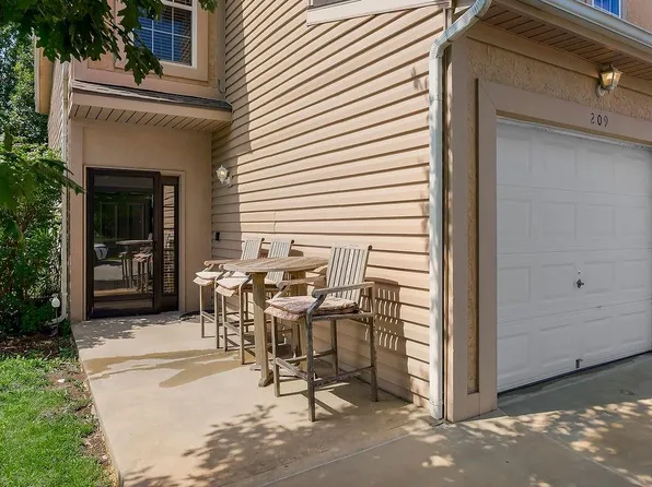 209 N 6th Ter, Louisburg, KS 66053