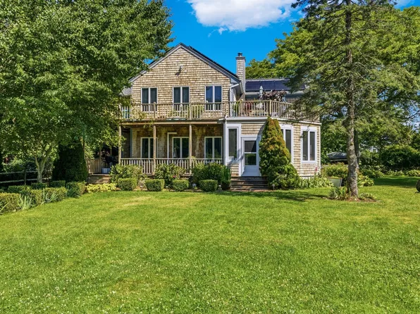 476 Sconticut Neck Rd, Fairhaven, MA 02719