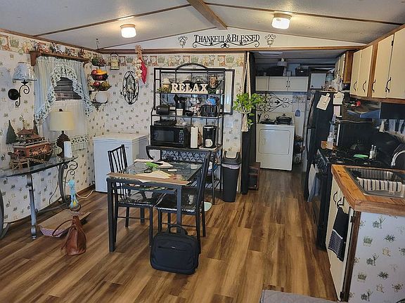 3rd image of 2837 Red Oak Cir