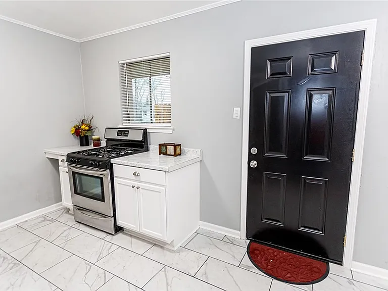1632 Rev Manual St — Photo 3