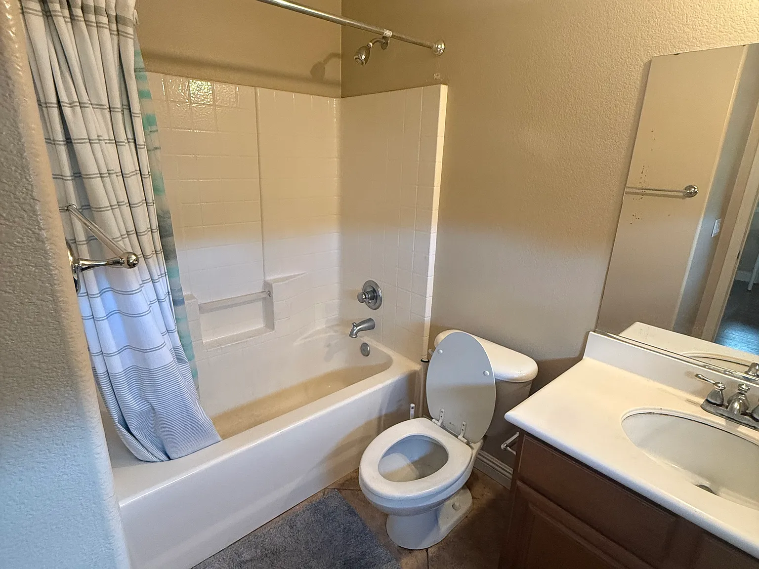 6 bed, 4699 sqft, $1,299 — Photo 3