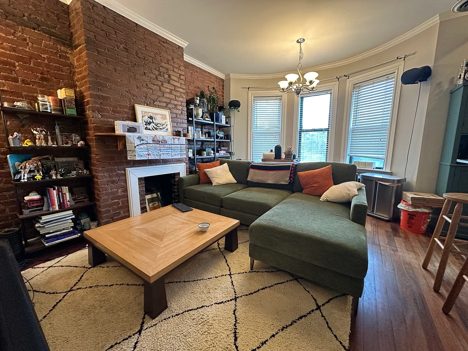 2 bed, 700 sqft, $2,700 — Photo 2