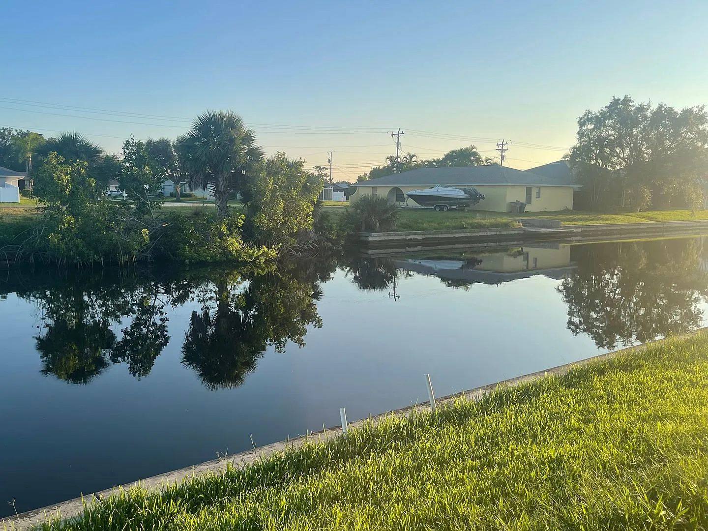 Adorable Gulf access, waterfront, 2 bedrooms, 2 baths unit with a pool. — Photo 2