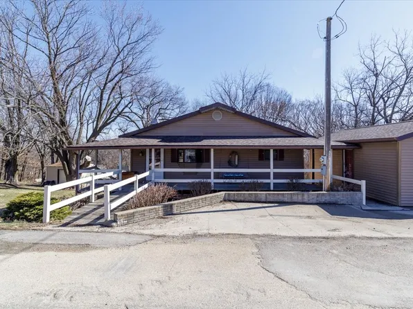 1275 Holiday Ln, Brooklyn, IA 52211