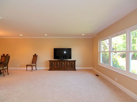 Spacious and Bright Living Room
