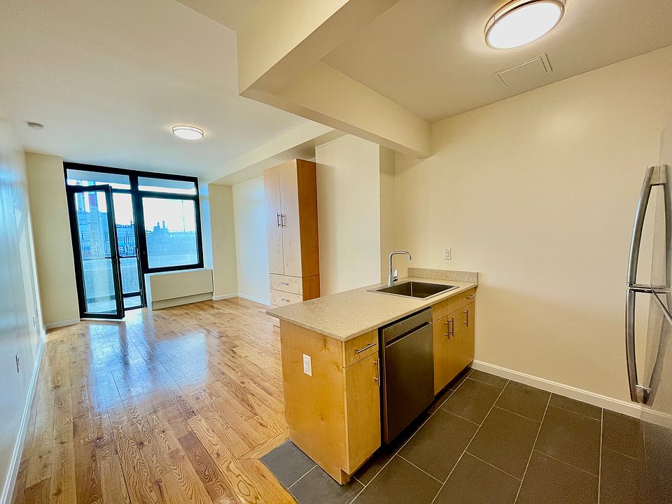 1st image of 34-46 Vernon Blvd #W218
