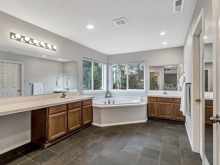 3621 NW 12th Ave — Photo 15