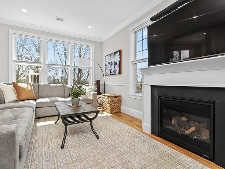 322 Bunker Hill St #B — Photo 6