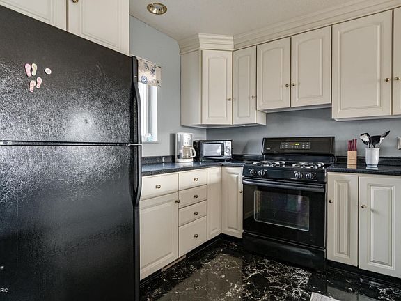 5th image of 271 Black River St