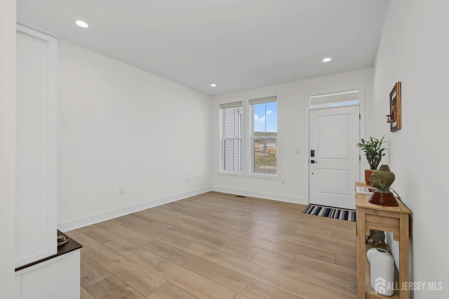 3 bed, 2.5 bath, 2300 sqft, $4,200 — Photo 3