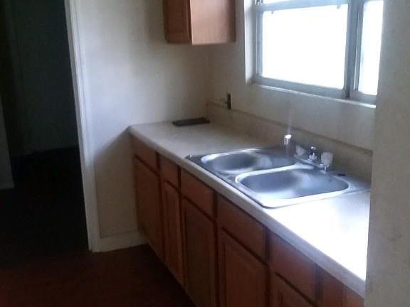 4th image of 644 E 32nd St