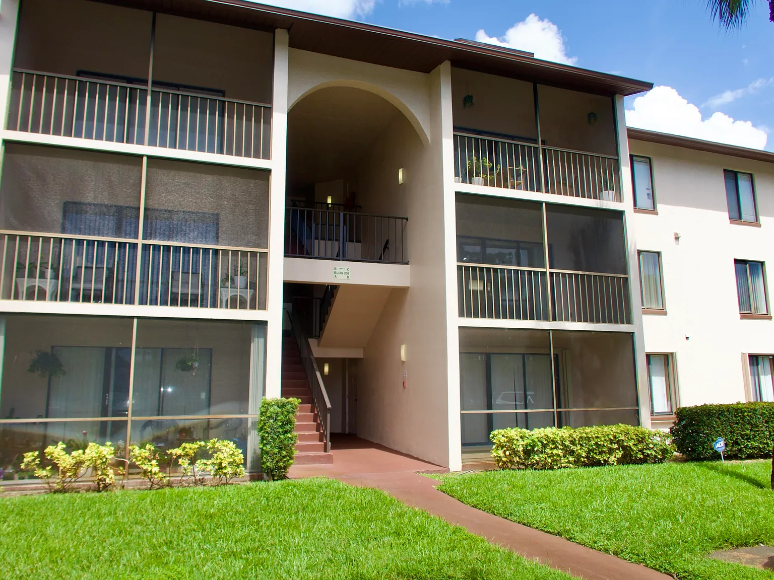 2 bed, 2.0 bath, 1005 sqft, $2,000 — Photo 1