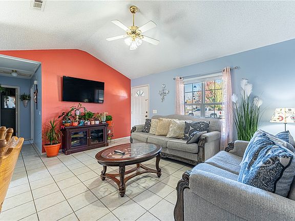 5th image of 600 E Hardwood Dr