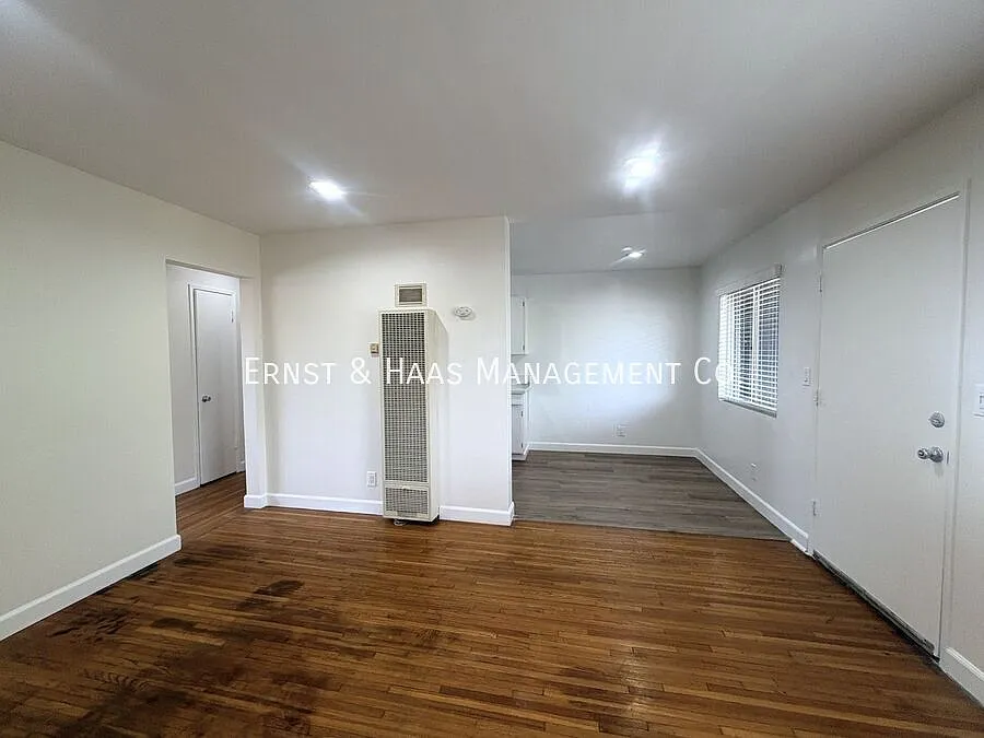 Charming Upper-Level Corner Apartment Featuring Beautiful Hardwood Floors! — Photo 4