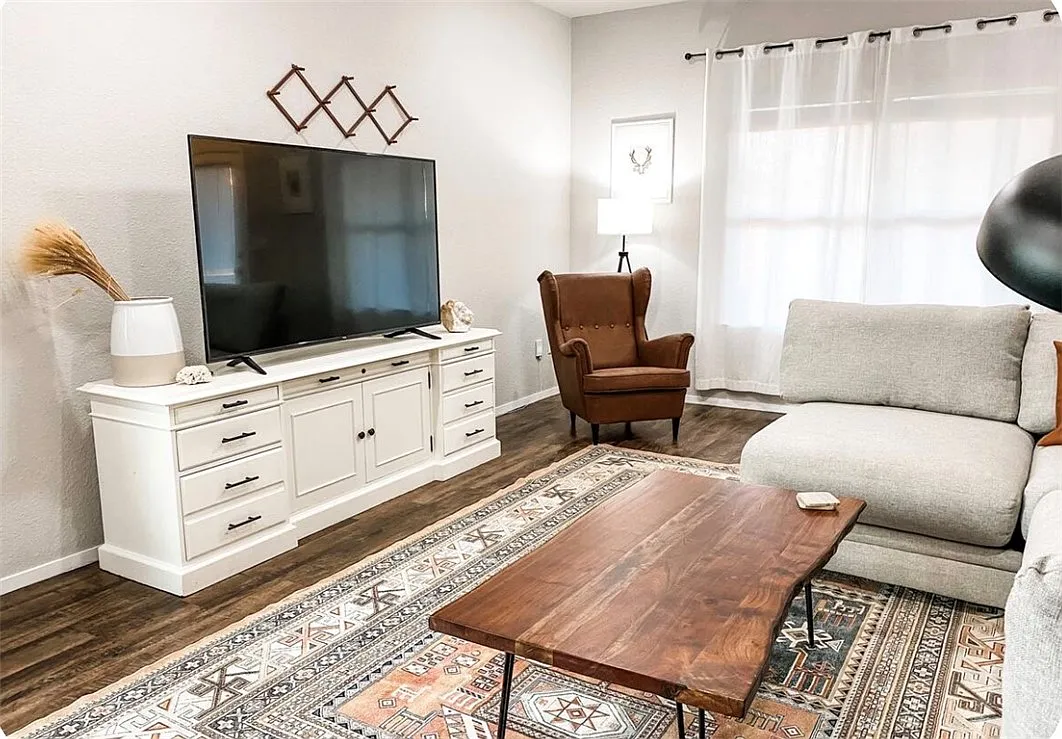 3 bed, 2.0 bath, 1612 sqft, $3,000 — Photo 2