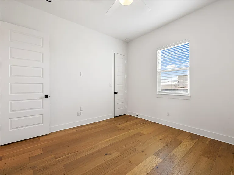 308 E 19th 1/2 St #308 — Photo 22