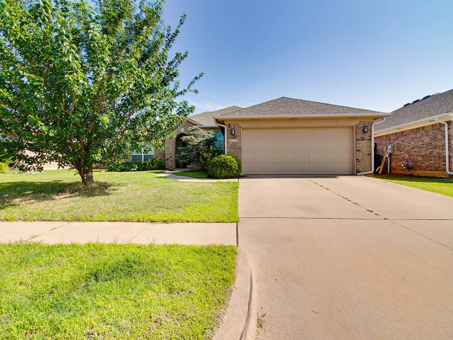 3 bed, 1956 sqft, $2,095 — Photo 2